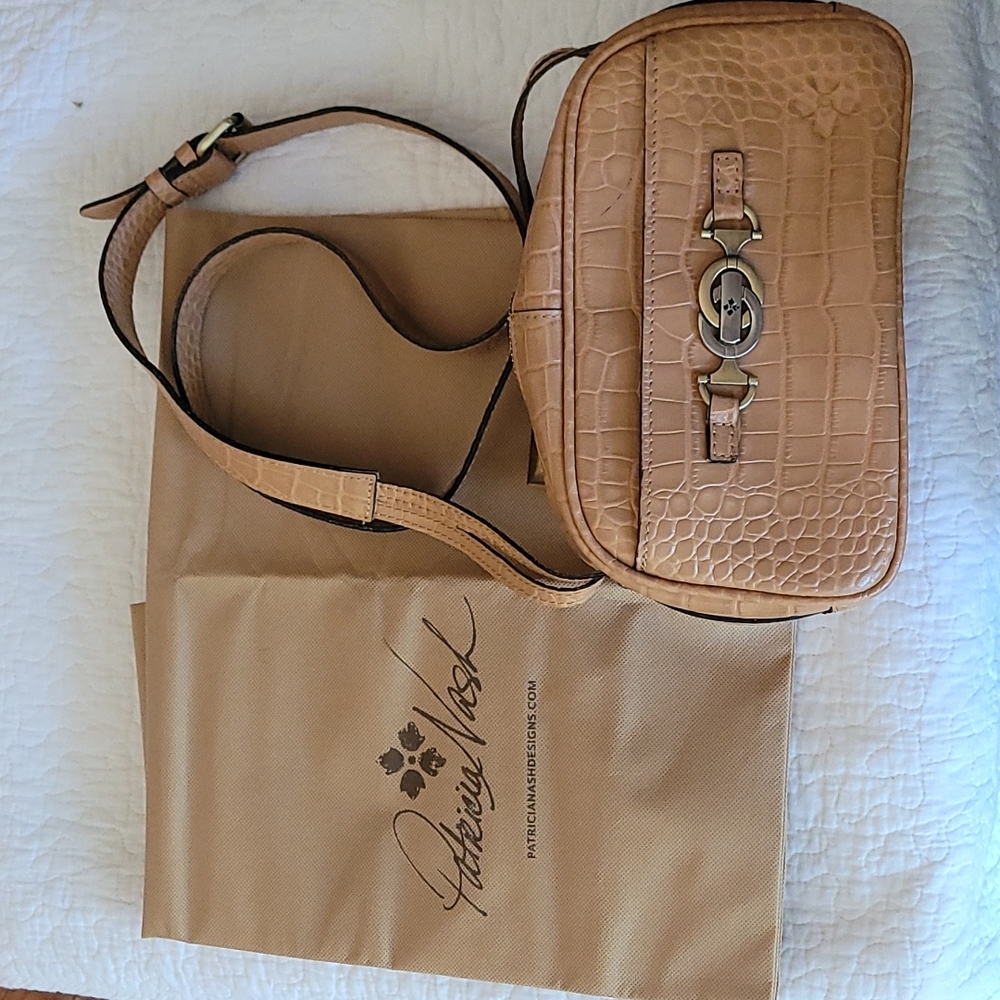 Patricia Nash tan crocodile embossed print crossbody purse